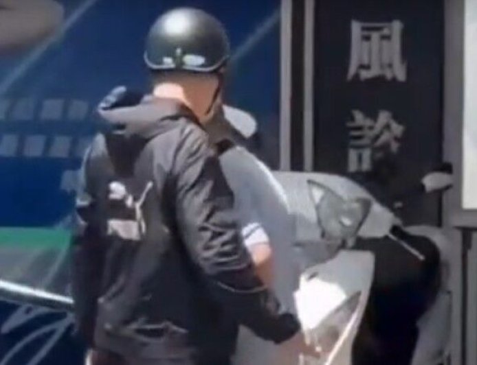 倒車擦撞賓士男抄球棒理論　反被騎土嚇退！警：依社維法送辦