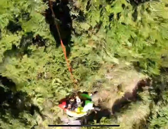男登畢祿山跌落山谷雙腳骨折！黑鷹吊掛救援下山送醫