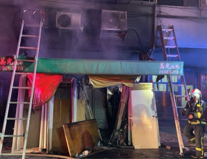台中民宅騎樓堆大量門板深夜起火！逃生路線受阻　3人受困獲救　