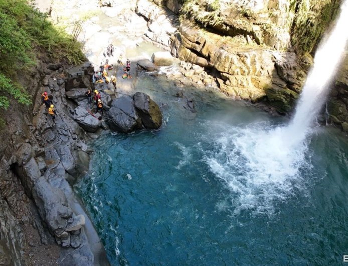 最新搜救畫面曝！19歲男大生「古坑樟湖吊橋」戲水失蹤　衣物留岸邊