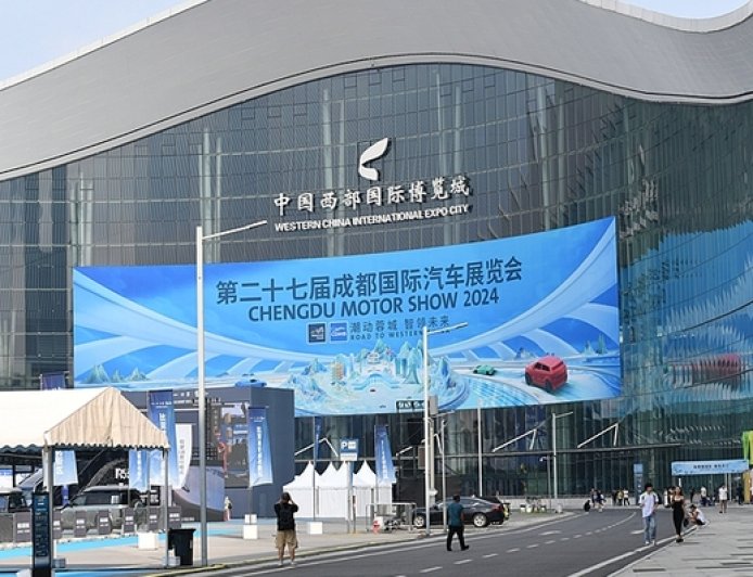 八大豪华品牌集体缺席成都车展，自主品牌热衷“包馆”