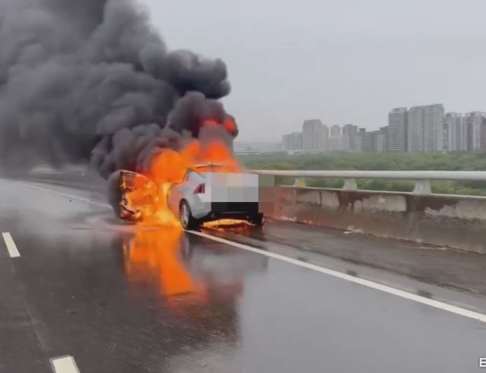 快訊／新竹台68線火燒車濃煙竄天　「瑞典坦克」燒成骨架駕駛嗆傷