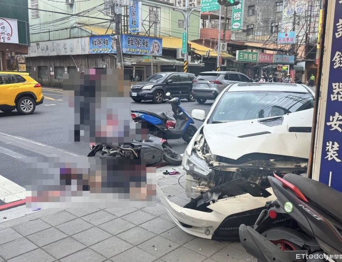 快訊/土城汽車連撞5車釀7傷!騎士躺地一片狼藉 現場畫面曝光