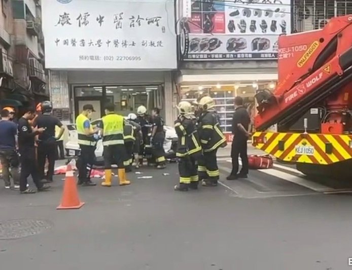 快訊／新北土城汽車衝撞5機車　已7人送醫傷況不明