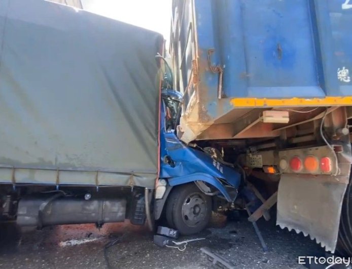 快訊／台2線小貨車遭大車夾殺！　車頭扁掉「乘客搶救無效亡」