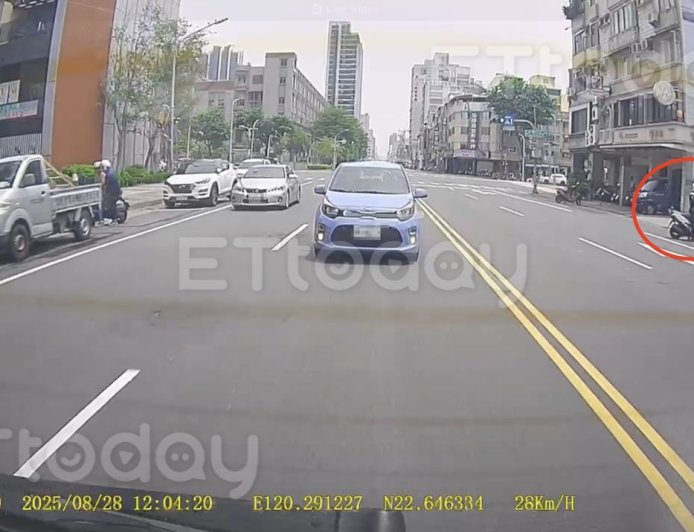 獨/強勢執法畫面曝!高雄警跨2車道壓雙黃 急追行人沒走斑馬線