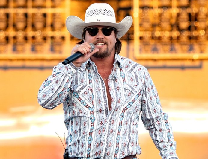 Country singer Gavin Adcock’s show erupts as fan storms stage, gets tackled