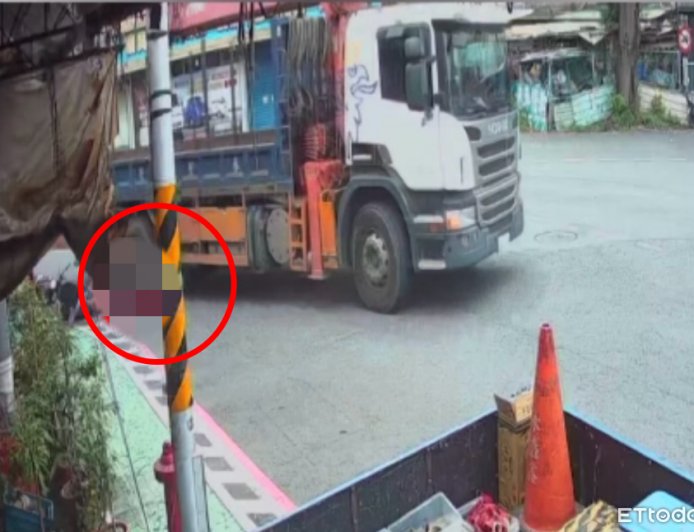 斷魂畫面曝!71歲嬤看完愛孫遭大貨車輾爆亡 兒認屍悲痛崩潰