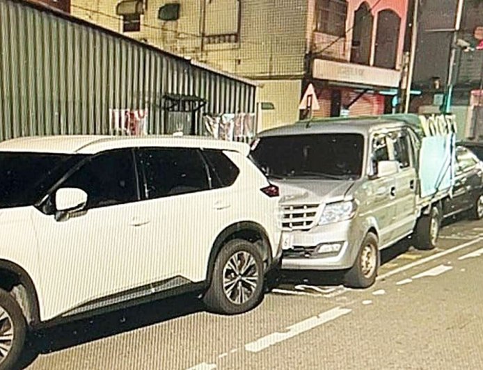 半夜「越騎越歪」連撞路邊3車 桃園騎士嚇醒:我恍神失控