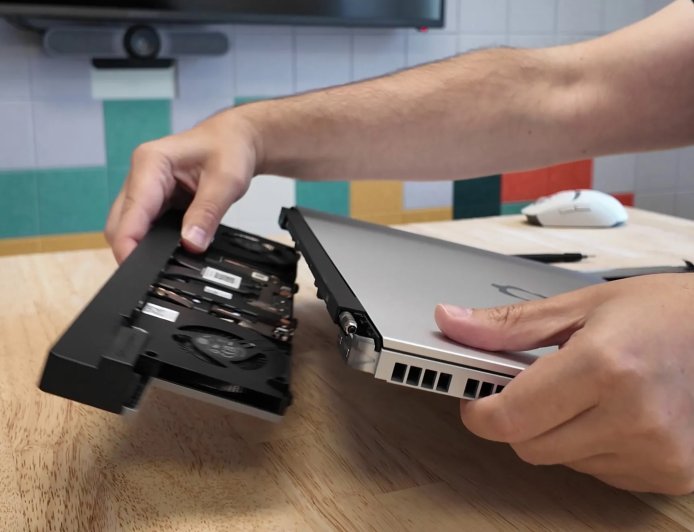Framework Laptop 16 笔记本换显卡实操：仅拆 6 颗螺丝，全程约 3 分钟