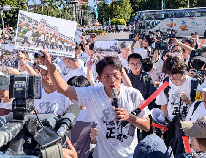 黃國昌號召「走讀」爆衝突8警受傷　警：將依《集遊法》偵辦