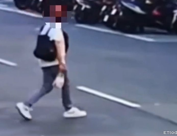 他凌晨闖東區！20分鐘連偷2家韓系服飾店　拎早餐逃亡畫面曝