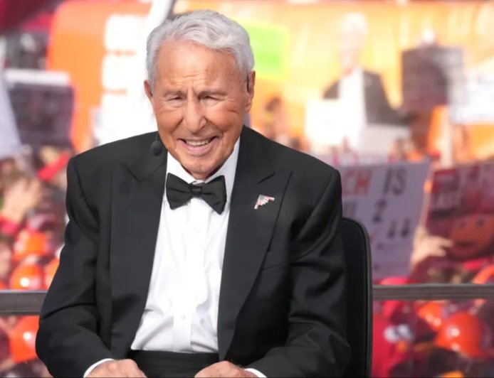 &#8216;I&#8217;m not crying&#8217; &#8211; Lee Corso&#8217;s final College GameDay draws emotional tributes as &#8216;insane&#8217; fan goes viral