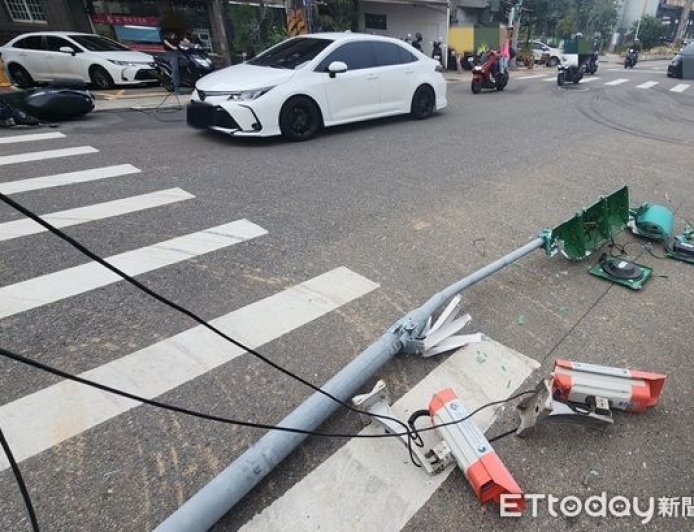 桃園大貨車吊臂未降下勾倒號誌桿　害對向騎士滑倒車損