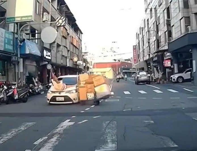 彰化75歲翁駕車撞回收婦!她彈飛重摔紙箱散落 驚悚畫面曝