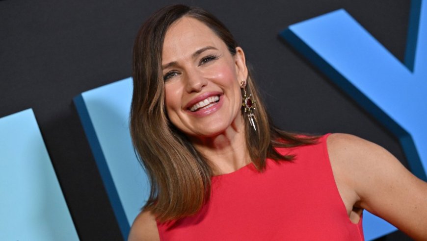 This Jennifer Garner-Loved Brand Just Launched a Vitamin C Serum That Brightens Aging Skin