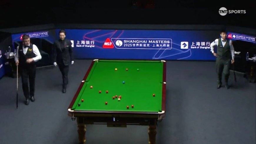 ‘Not good for the fans’ – Snooker rivals walk out of arena mid-frame as semi-final match is bizarrely suspended