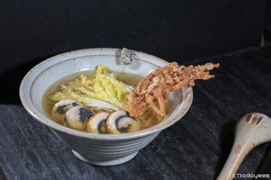 跳脫傳統日式拉麵框架　隱身巷弄的「SOMMÉ」主打法式澄清雞湯