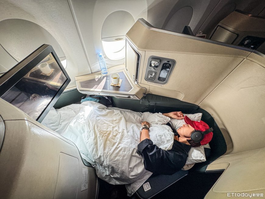 開箱國泰航空A350商務艙！免費WiFi、平躺睡到目的地　享米其林餐