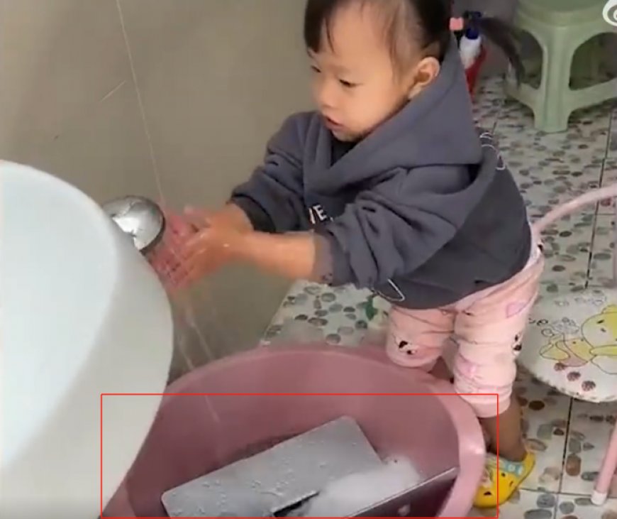 2岁闺女趁爸爸午睡好心“清洗”电脑垃圾