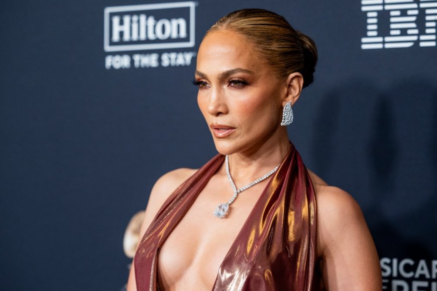 Jennifer Lopez’s Favorite Versatile Flip-Flops Are 30% Off Right Now