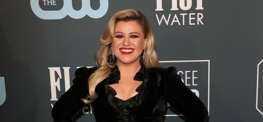 Kelly Clarkson's Residency Postponement Sparks Calls For 'Refund'