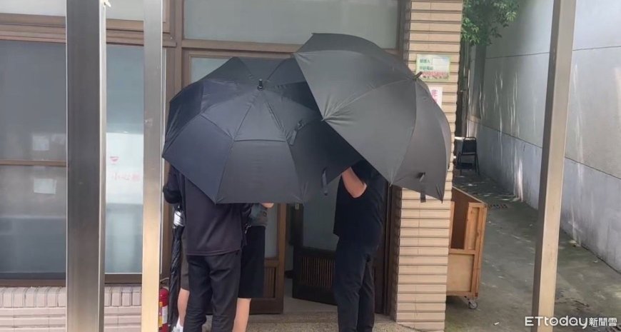 詹智能命案解剖！身中4刀「後膝被刺竟奪命」　家屬撐黑傘到場