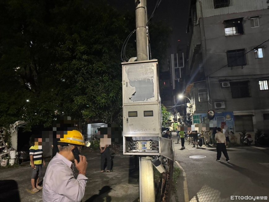 新莊深夜「電線桿上電箱起火」　 台電人員關閉電源搶修畫面曝