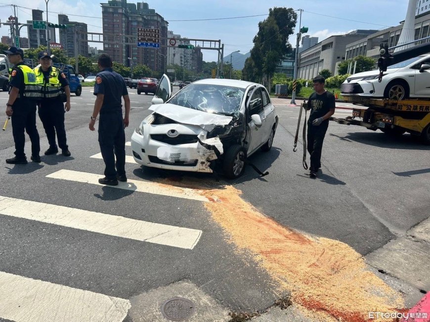 北投車禍畫面曝！22歲駕駛紅燈煞不住　猛撞2車4人受傷