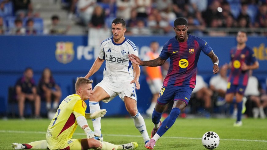 Marcus Rashford missing open goal leaves three stunned Barcelona teammates with head in hands