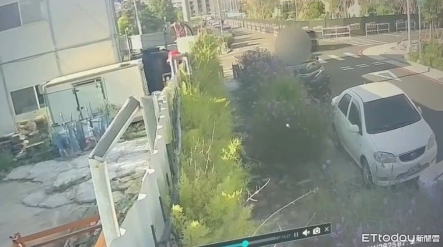 快訊／台中機車碰撞汽車！騎士噴飛慘死　肇事駕駛、乘客全落跑