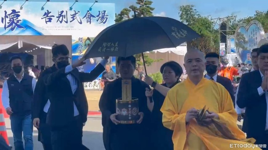 顏清標父今告別式！顏寬恒捧牌位忍悲現身　各界人士估3000人到場