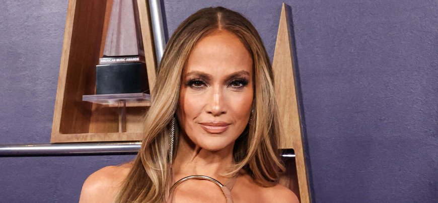 Jennifer Lopez Handles Unexpected Onstage Cricket Like A Total Pro