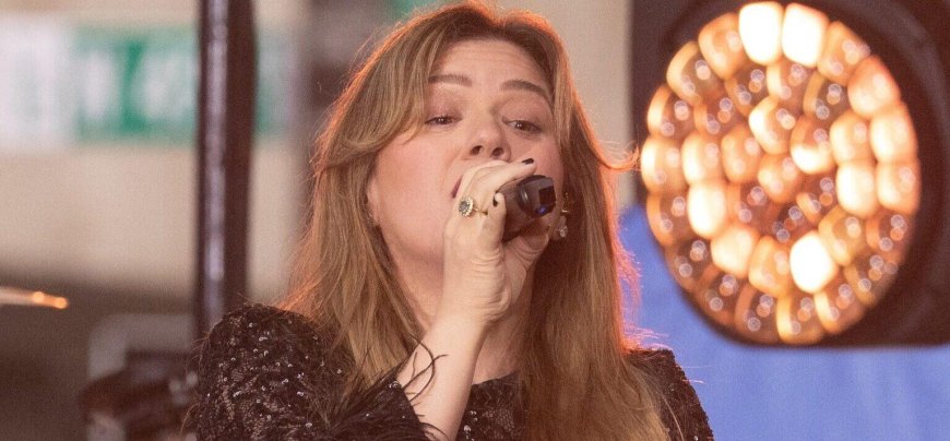 Kelly Clarkson Breaks Down In Tears While On Stage Just Days Before Ex-Husband Brandon Blackstock's Death