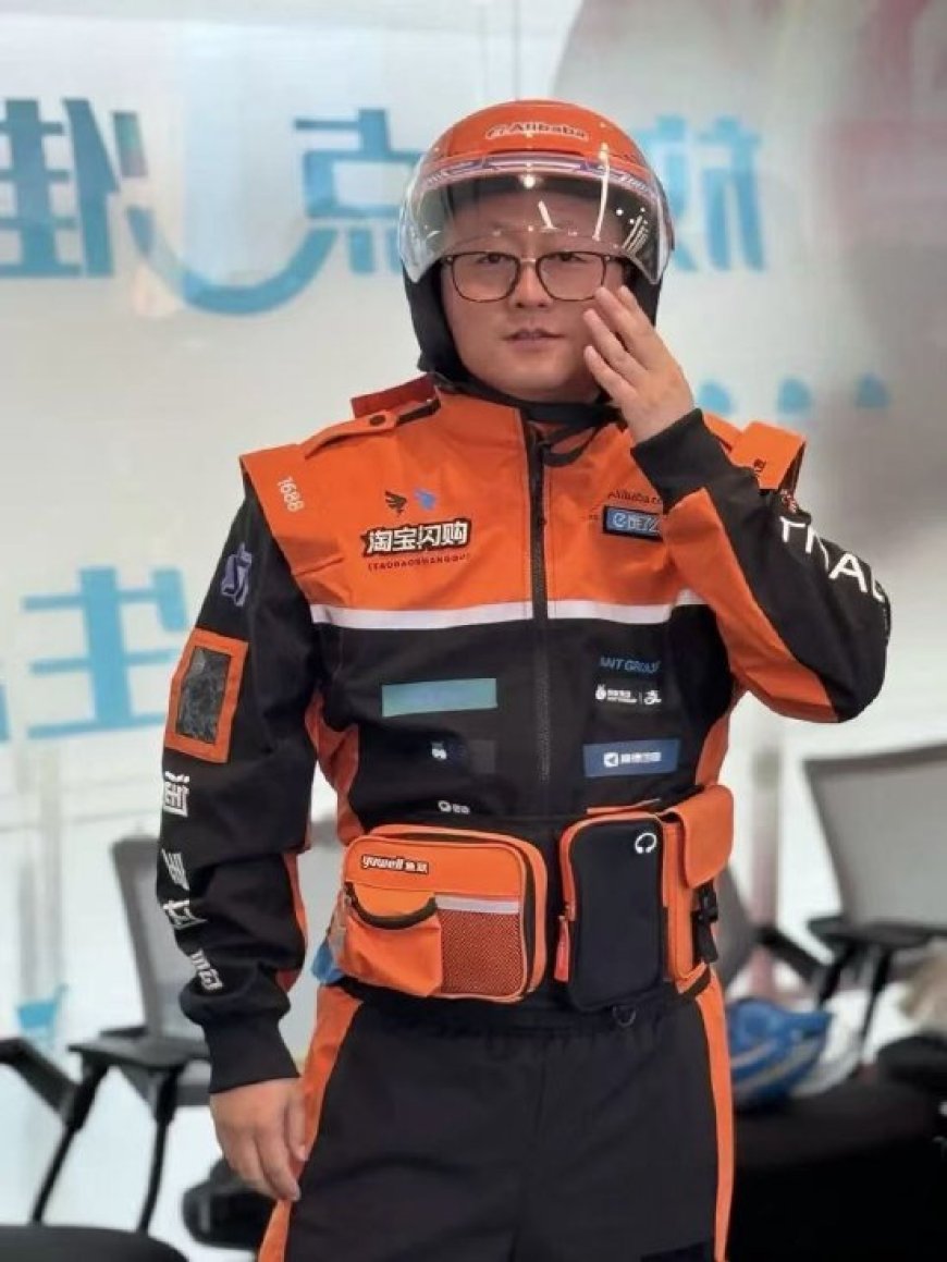 淘宝闪购骑手新工装曝光:印满阿里系品牌 logo,成“行走的广告牌”