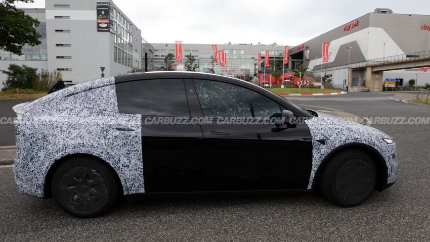 特斯拉 Model Y L 伪装车现身纽伯格林赛道:轴距约 3 米,有望为第三排提供宽裕空间