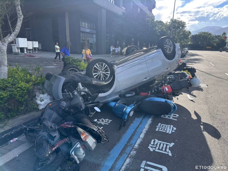 快訊／前一晚吃安眠藥…新北男「開車連撞10機車」！現場畫面曝光