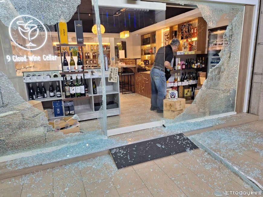 2男衝酒行「巨大鐵槌」砸店！超慘畫面曝　闆娘前男友幹的
