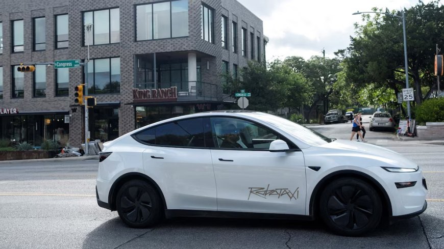 Waymo 前 CEO 质疑特斯拉 Robotaxi 服务:车内有人就不算自动驾驶