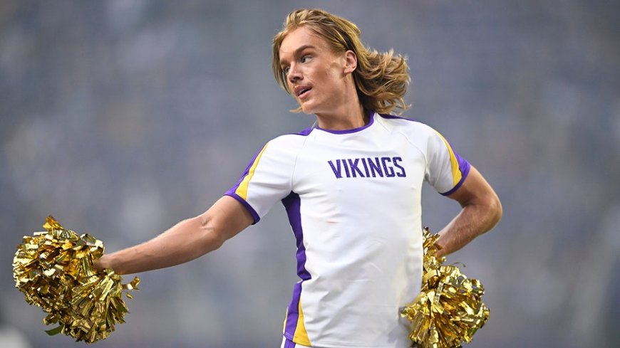 Vikings' male cheerleaders fire back at critics amid social media frenzy