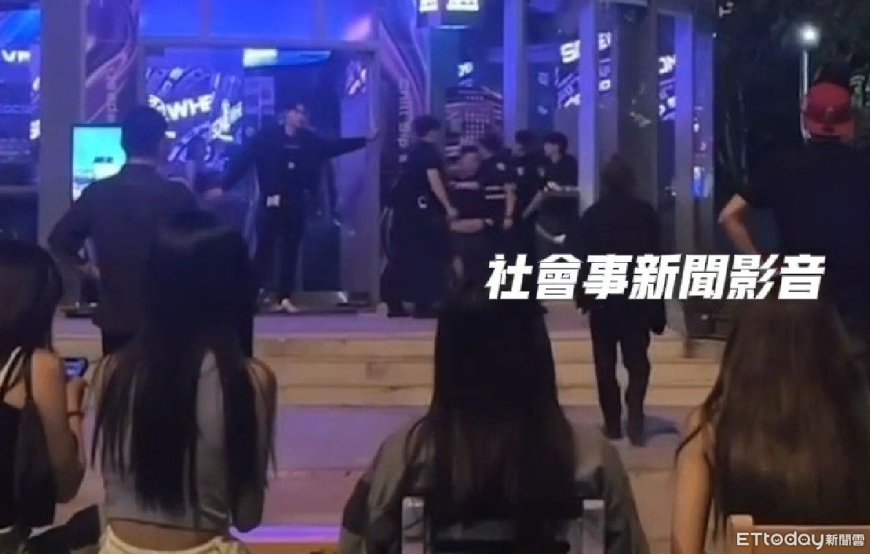 律師酒吧鬧事中指嗆警！遭噴辣椒水壓制　正妹坐一排直擊拍手叫好