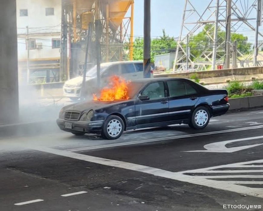 台中27年老賓士引擎室突自燃！路過客運司機停車幫滅火