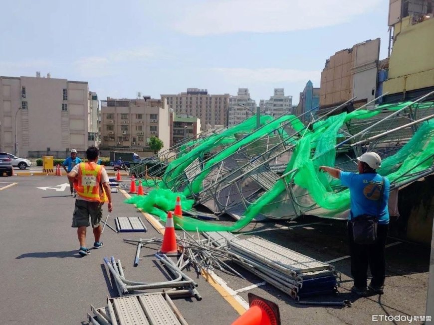 高雄工地出事了！拆到一半「鷹架整排倒」慘況曝　市府勒令停工