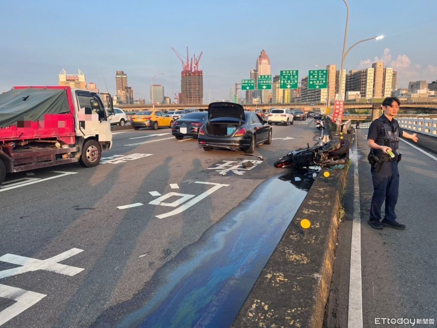 畫面曝光！男騎士忠孝橋自撞噴快車道　遭賓士2車撞回機車道慘死