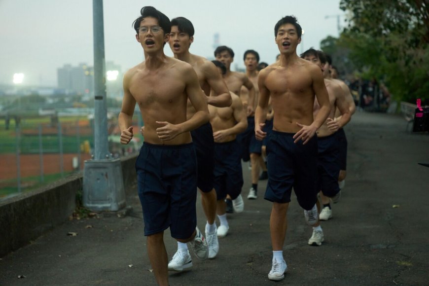 烈日下的台灣驕傲！建中樂旗隊「平均不到18歲」征戰國際　《進行曲》還原熱血青春