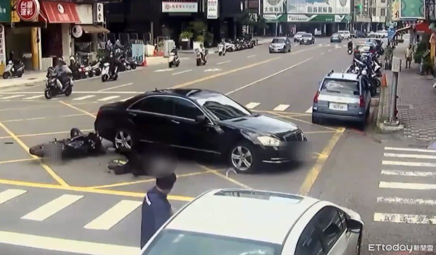 高雄機車路口高速撞賓士！零件噴飛騎士噴飛重摔　恐怖畫面曝