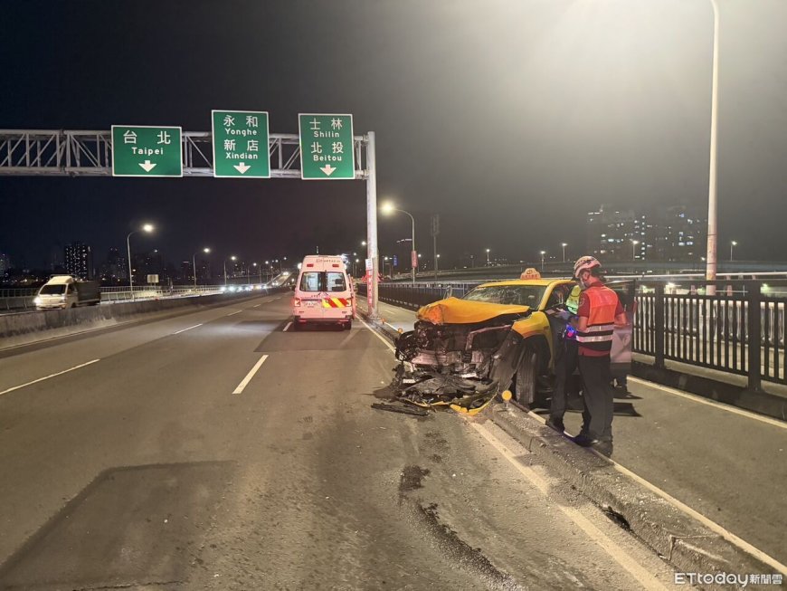 快訊／北市華江橋小黃自撞　車頭全毀卡汽機車分隔島
