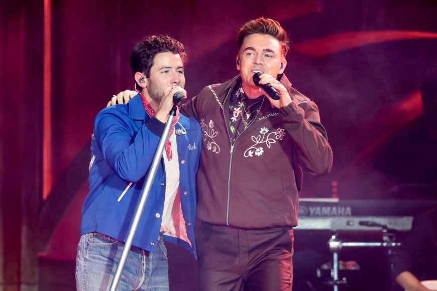 Jonas Brothers Bring 2 Surprise Guests on Anniversary Tour Stop in Toronto