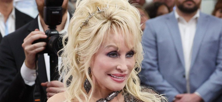 Dolly Parton Will Reportedly Explore Vegas With 'Some Friends For Laughs' Amid Her Grief