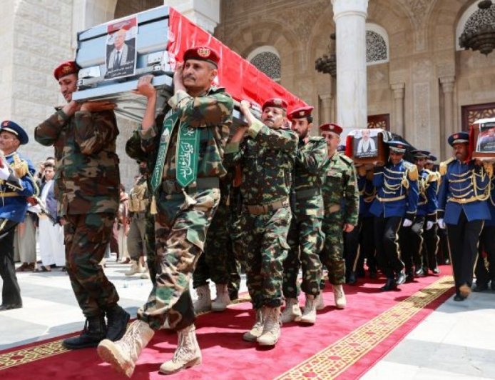 胡塞武装为其政府总理及遭以色列空袭身亡的部长举行葬礼